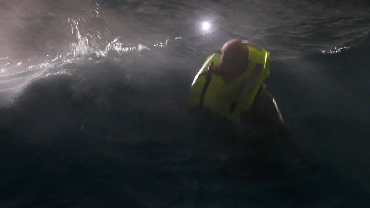 Pylon lifejacket light, image 4
